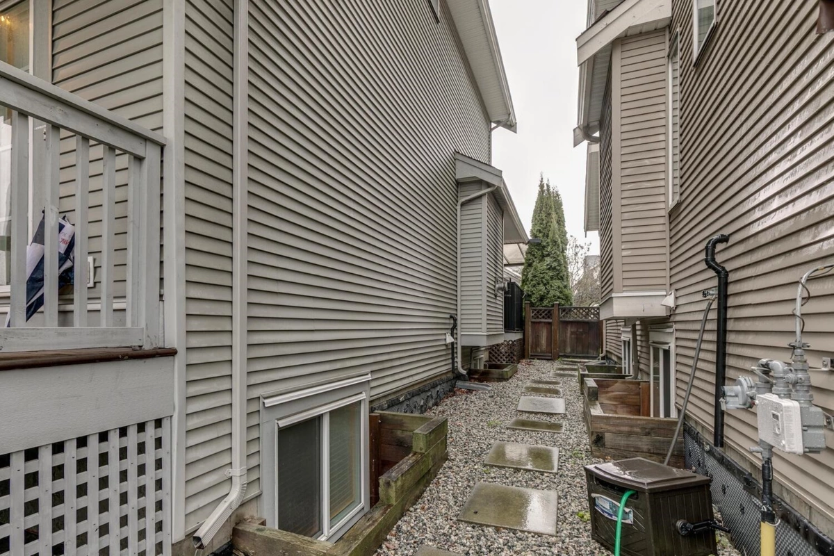 Front Yard Photo of 18913 67a Avenue, Surrey, BC