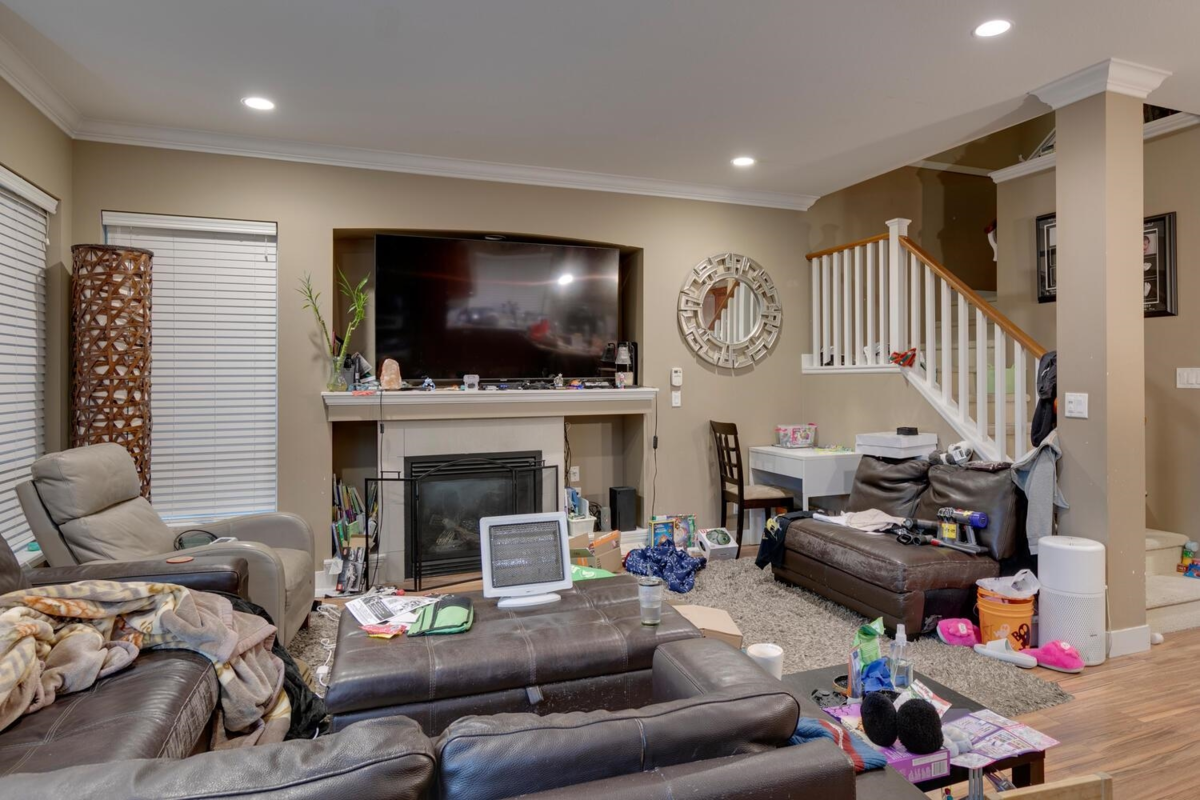 Kitchen Island Photo of 18913 67a Avenue, Surrey, BC