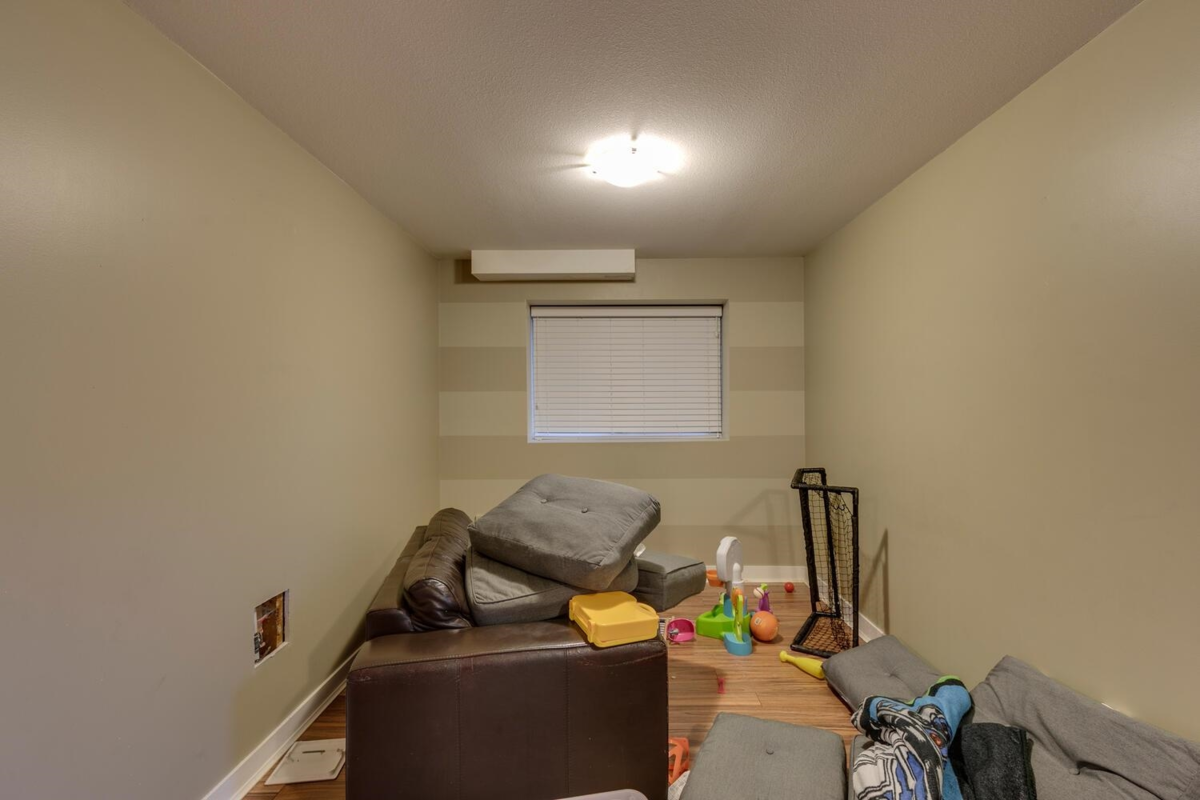 Laundry Room Photo of 18913 67a Avenue, Surrey, BC