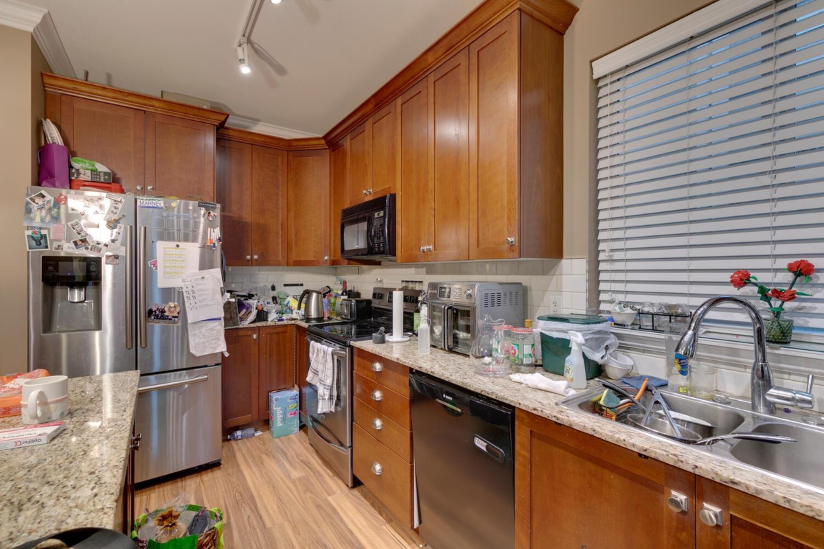 Walk-In Closet Photo of 18913 67a Avenue, Surrey, BC