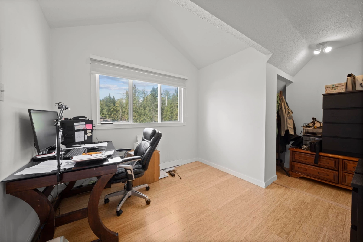 Guest Bathroom Photo of 25412 58 Avenue, Langley, BC