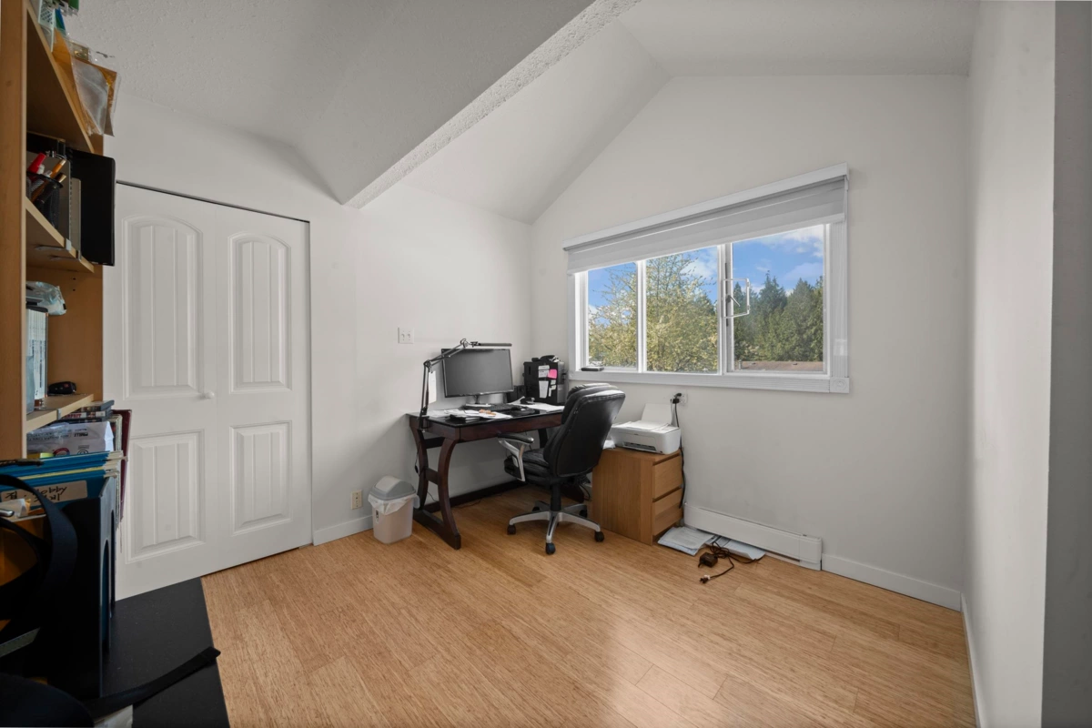 Powder Room Photo of 25412 58 Avenue, Langley, BC