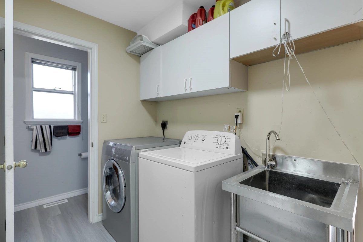 Front Yard Photo of 15662 91a Avenue, Surrey, BC