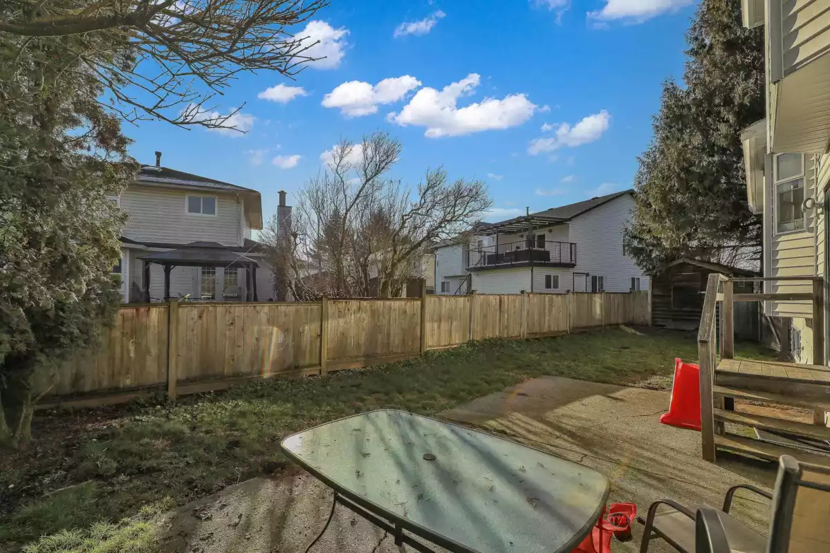 Kitchen Island Photo of 15662 91a Avenue, Surrey, BC