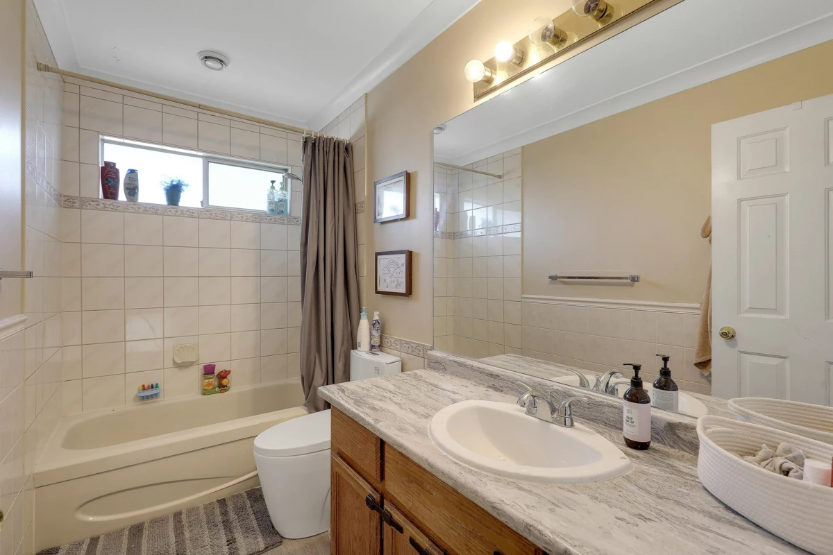 Walk-In Closet Photo of 15662 91a Avenue, Surrey, BC