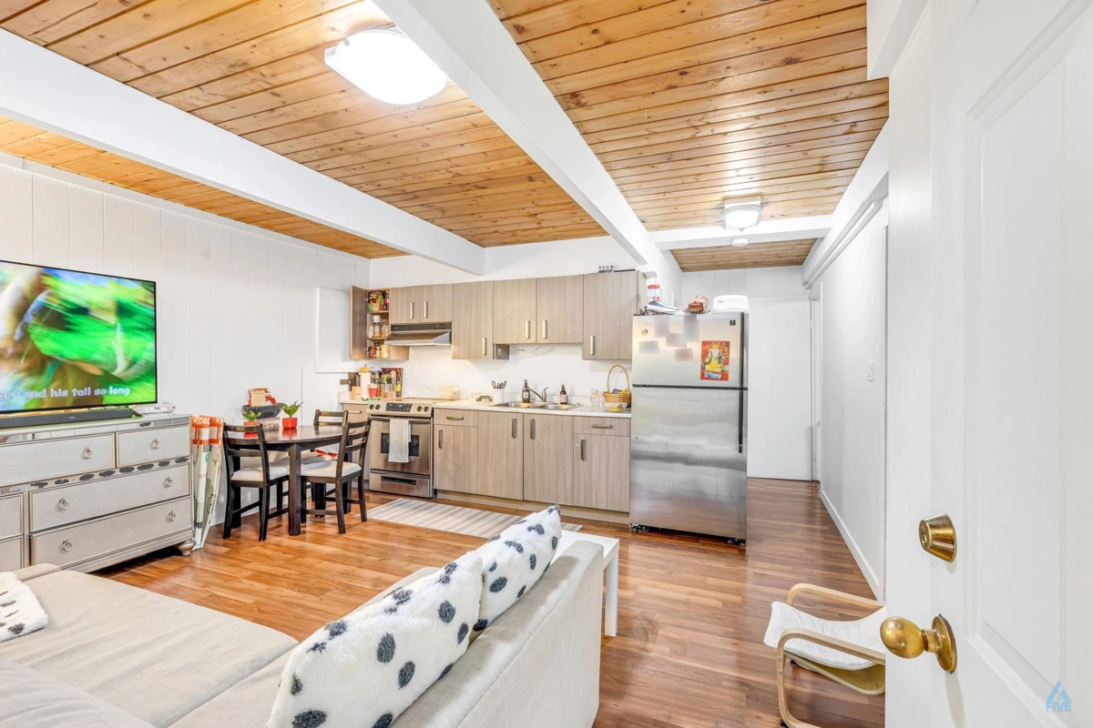 Hallway Photo of 9491 No 5 Road, Richmond, BC