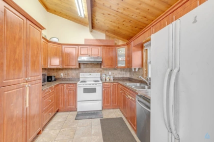 Kitchen Island Photo of 9491 No 5 Road, Richmond, BC