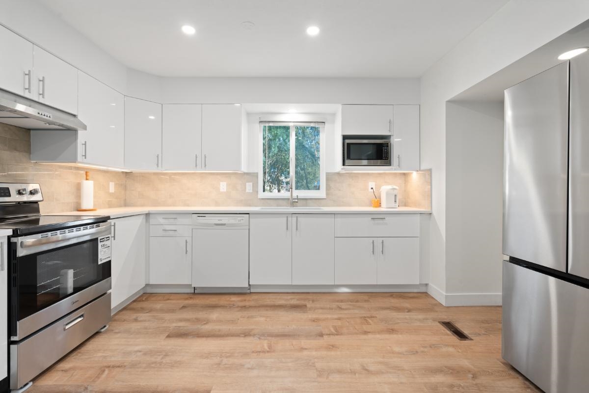Kitchen Island Photo of 13363 65a Avenue, Surrey, BC