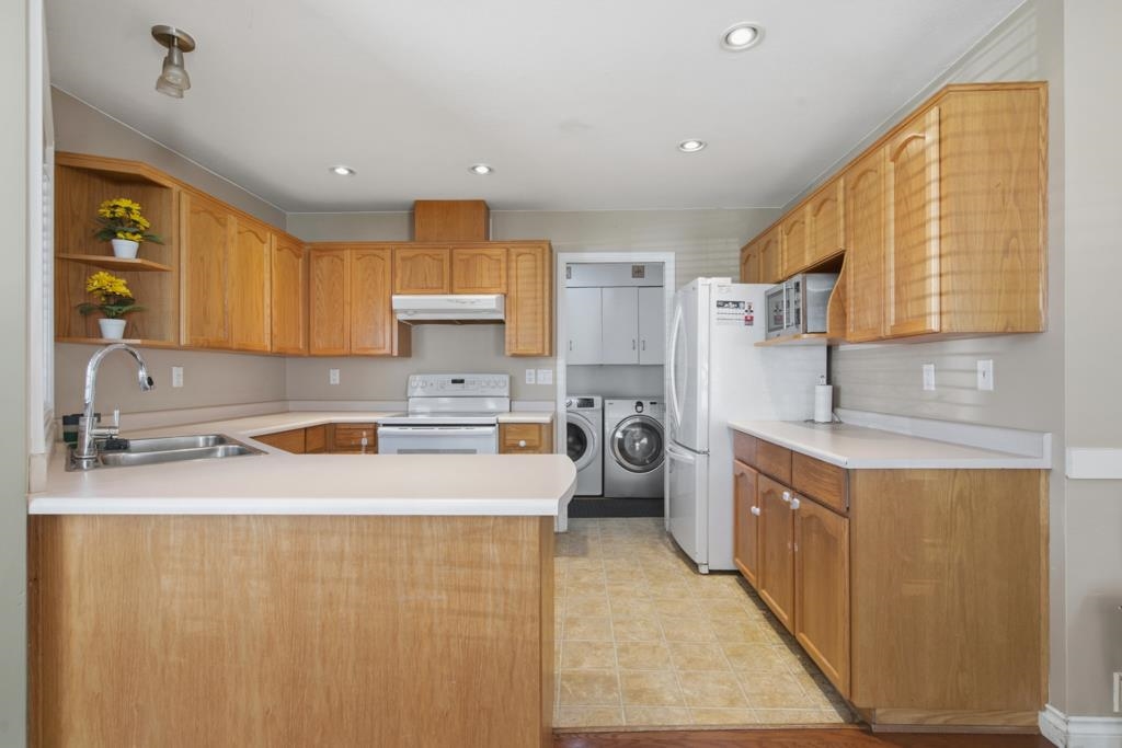 Guest Bathroom Photo of 4 31406 Upper Maclure Road, Abbotsford, BC