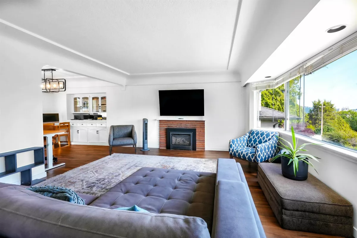 Breakfast Nook Photo of 822 E 4th Street, North Vancouver, BC