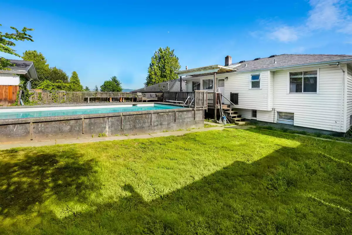 Kitchen Island Photo of 822 E 4th Street, North Vancouver, BC