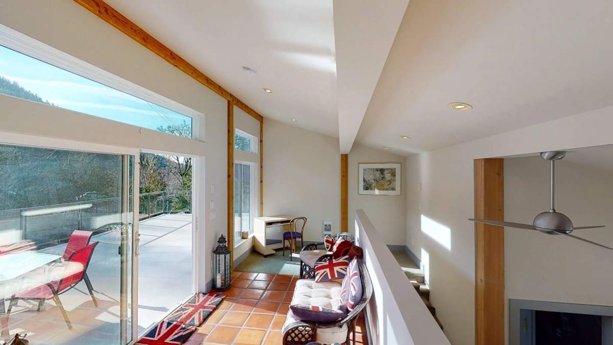 Entry Foyer Photo of 12899 Sunshine Coast Highway, Madeira Park, BC