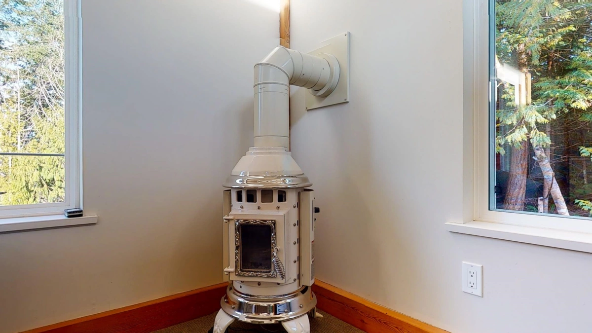 Guest Bathroom Photo of 12899 Sunshine Coast Highway, Madeira Park, BC