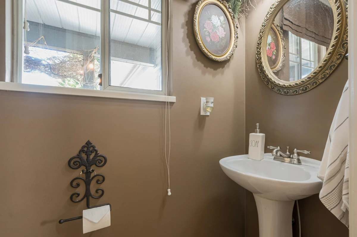 Laundry Room Photo of 5532 181a Street, Surrey, BC