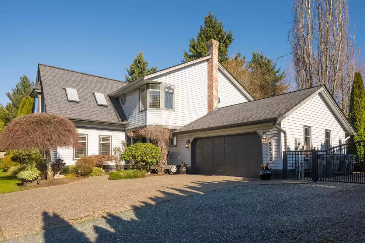 Living Room Photo of 5532 181a Street, Surrey, BC