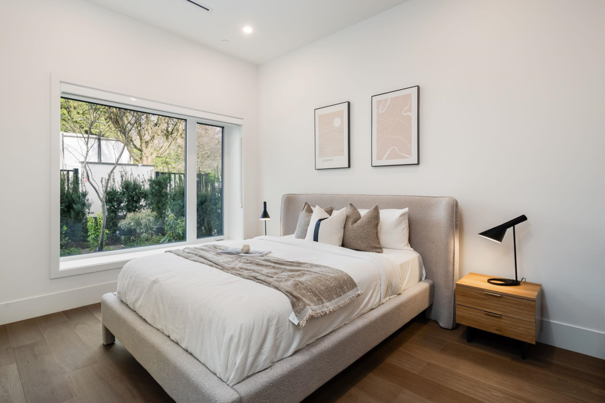 Guest Bathroom Photo of 4 950 W 57th Avenue, Vancouver, BC