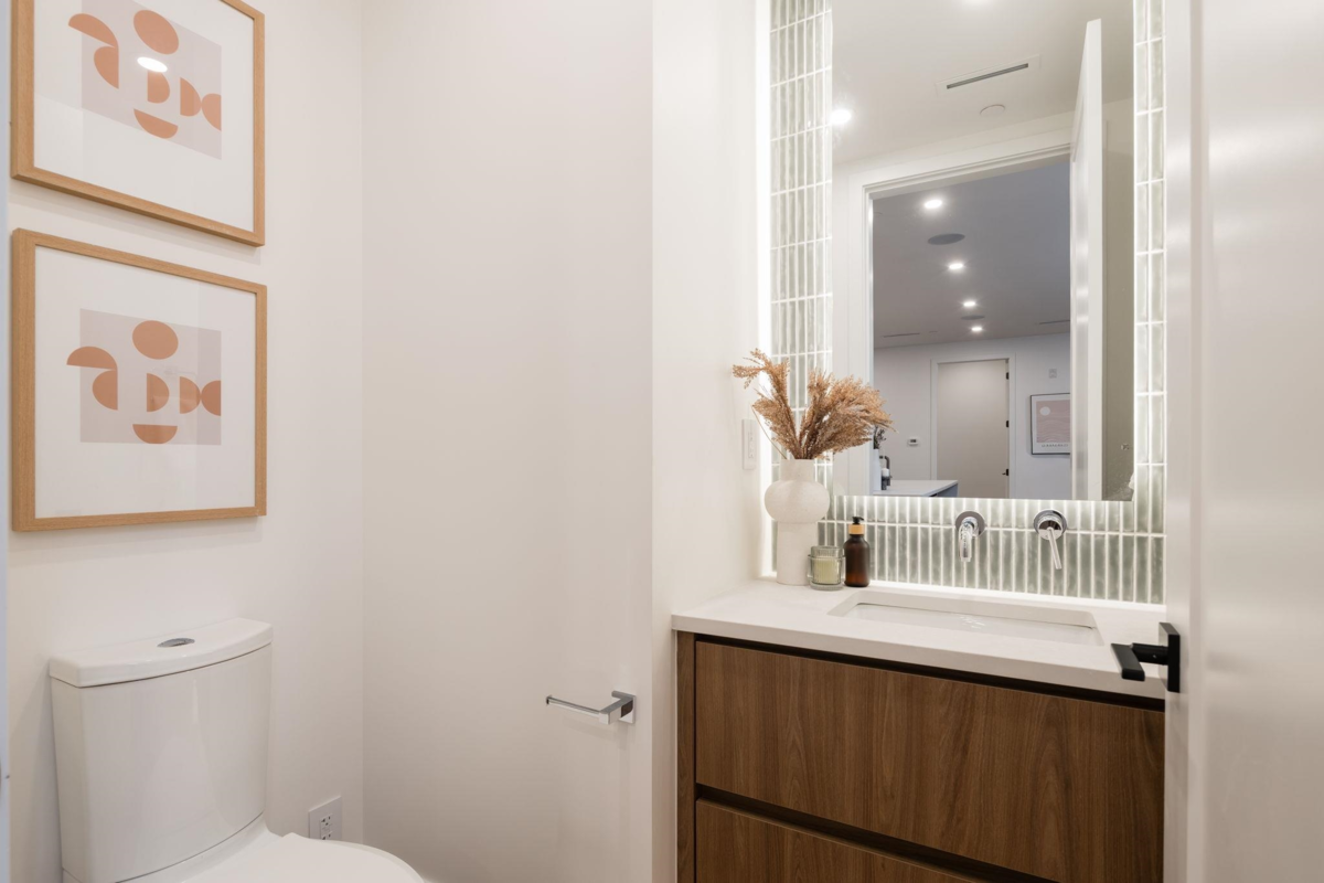 Walk-In Closet Photo of 4 950 W 57th Avenue, Vancouver, BC