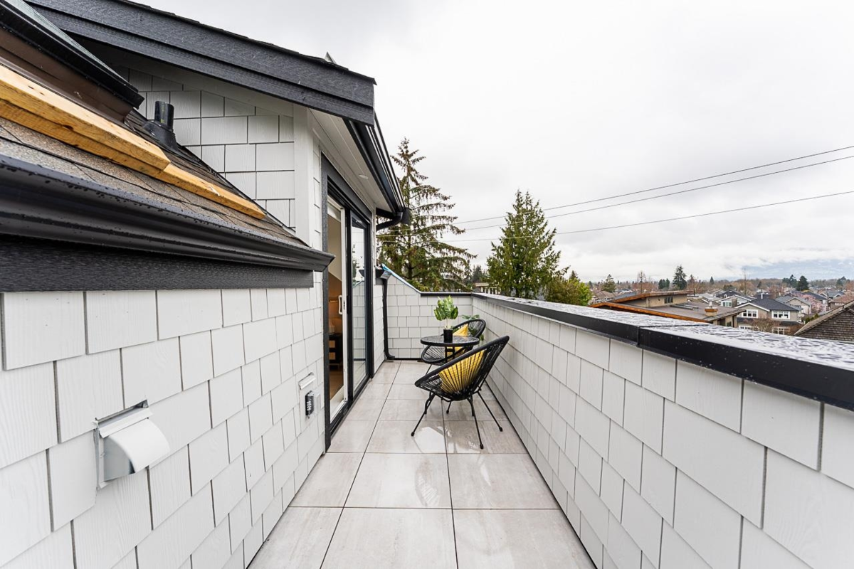 Front Yard Photo of 2 2837 Oliver Crescent, Vancouver, BC