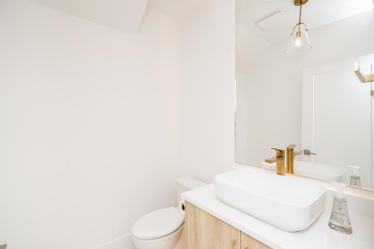 Primary Bathroom Photo of 5481 7 Avenue, Delta, BC