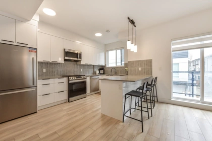 Kitchen Island Photo of 19 18855 72 Avenue, Surrey, BC
