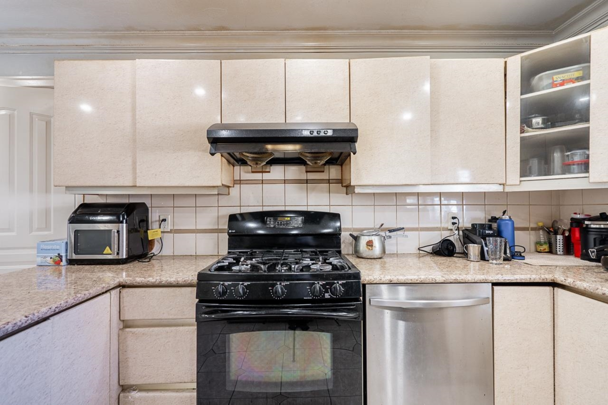 Walk-In Closet Photo of 9136 137 Street, Surrey, BC