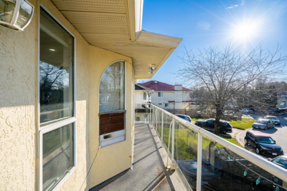 Entry Foyer Photo of 9136 137 Street, Surrey, BC