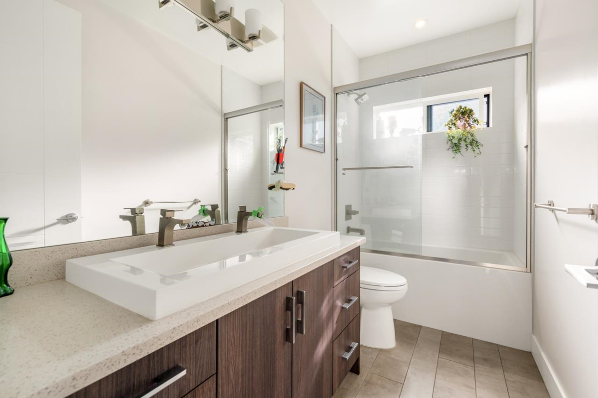 Guest Bathroom Photo of 2020 Carson Court, North Vancouver, BC