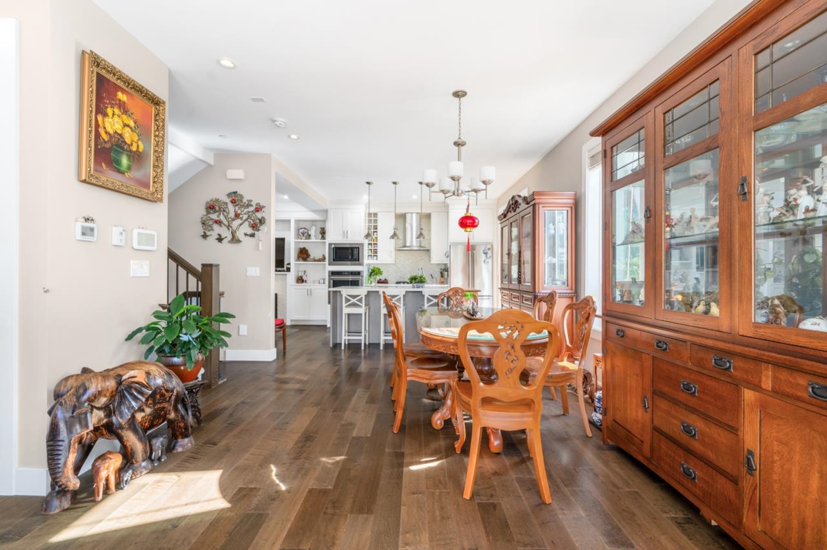 Kitchen Island Photo of 2020 Carson Court, North Vancouver, BC