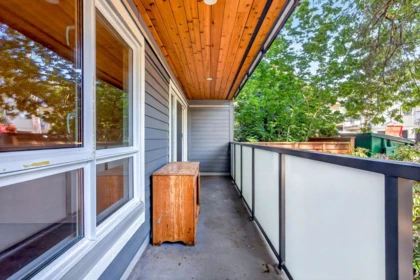 Entry Foyer Photo of 205 2328 Oxford Street, Vancouver, BC