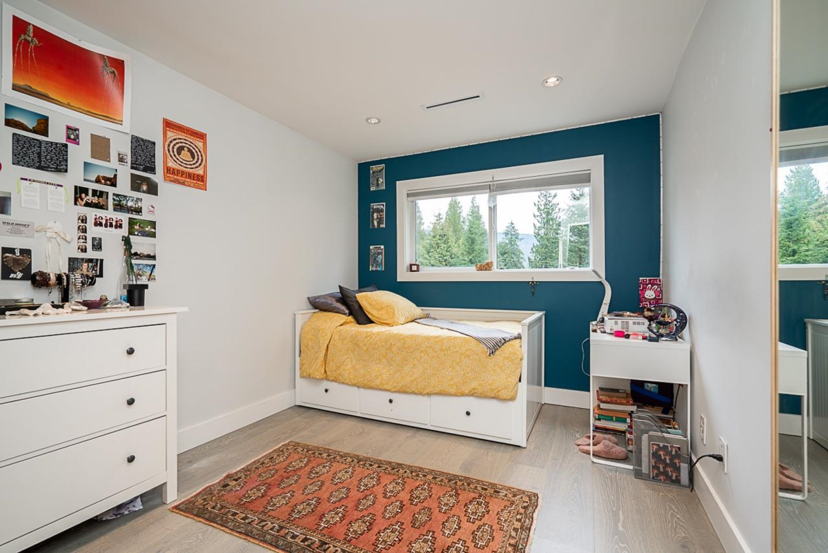 Entry Foyer Photo of 4365 Mountain Highway, North Vancouver, BC