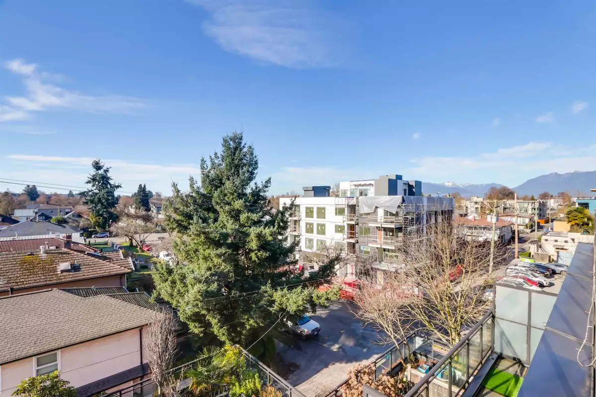 Primary Bathroom Photo of 403 688 E 18th Avenue, Vancouver, BC