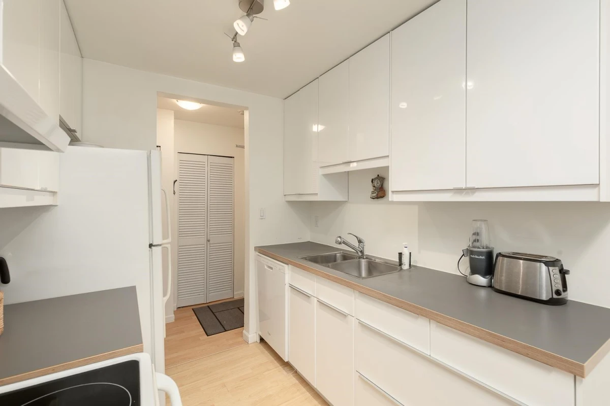Kitchen Island Photo of 309 2150 Brunswick Street, Vancouver, BC