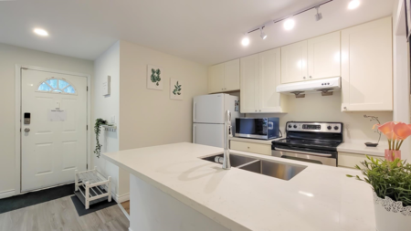 Kitchen Island Photo of 1103 1750 Mckenzie Road, Abbotsford, BC