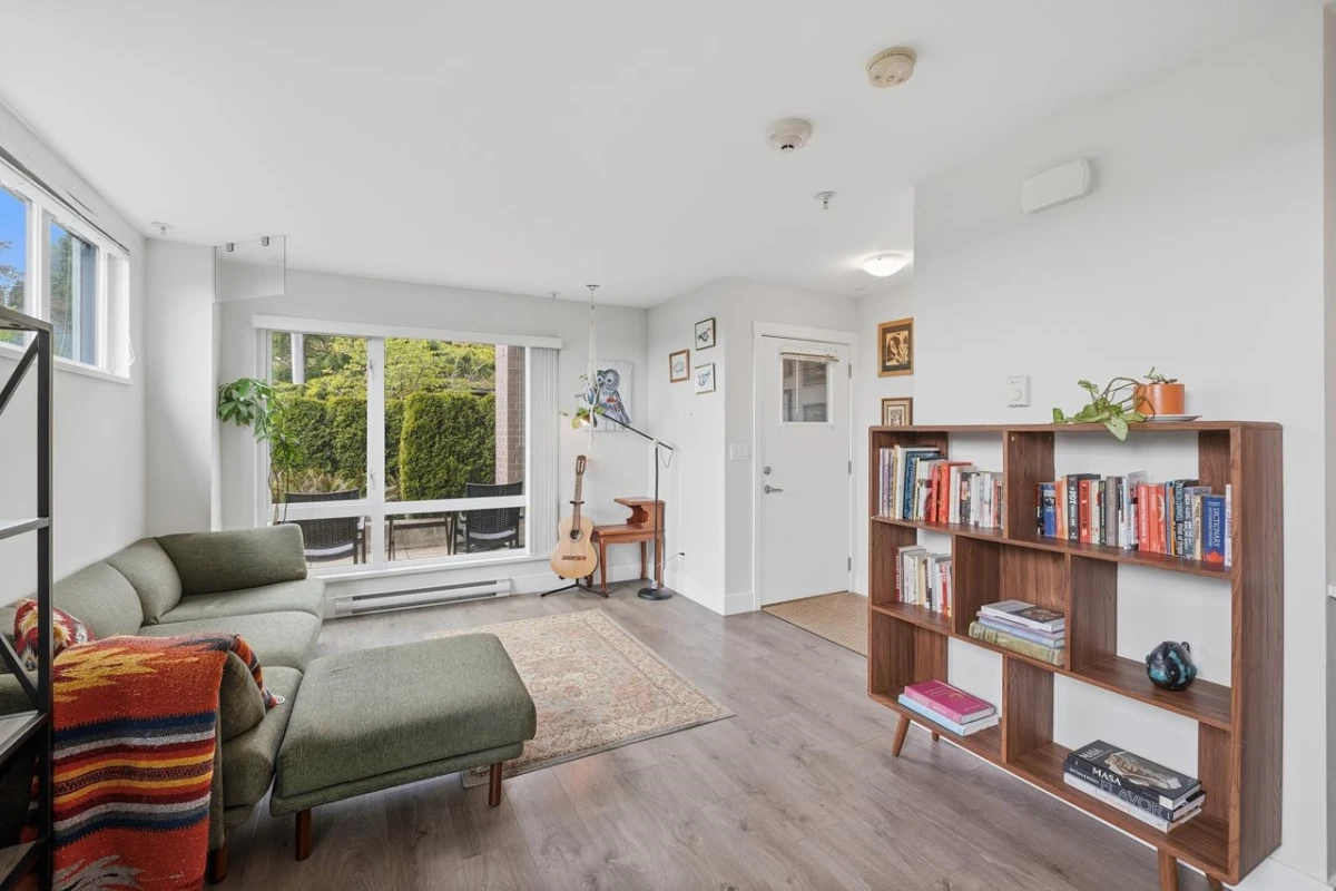 Living Room Photo of 1312 Fifth Avenue, New Westminster, BC