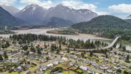 Front Yard Photo of 385 3rd Avenue, Hope, BC