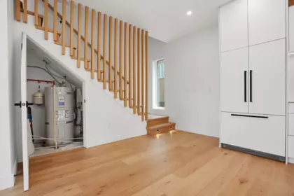 Entry Foyer Photo of 2 2438 E 20th Avenue, Vancouver, BC
