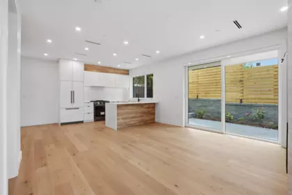 2 2438 E 20th Avenue, Vancouver, BC, Vancouver — Half Duplex for sale