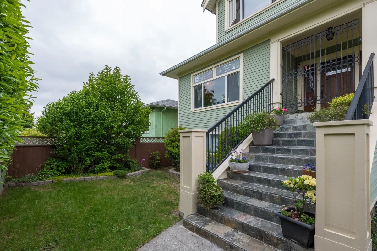 Living Room Photo of 341 E 58th Avenue, Vancouver, BC