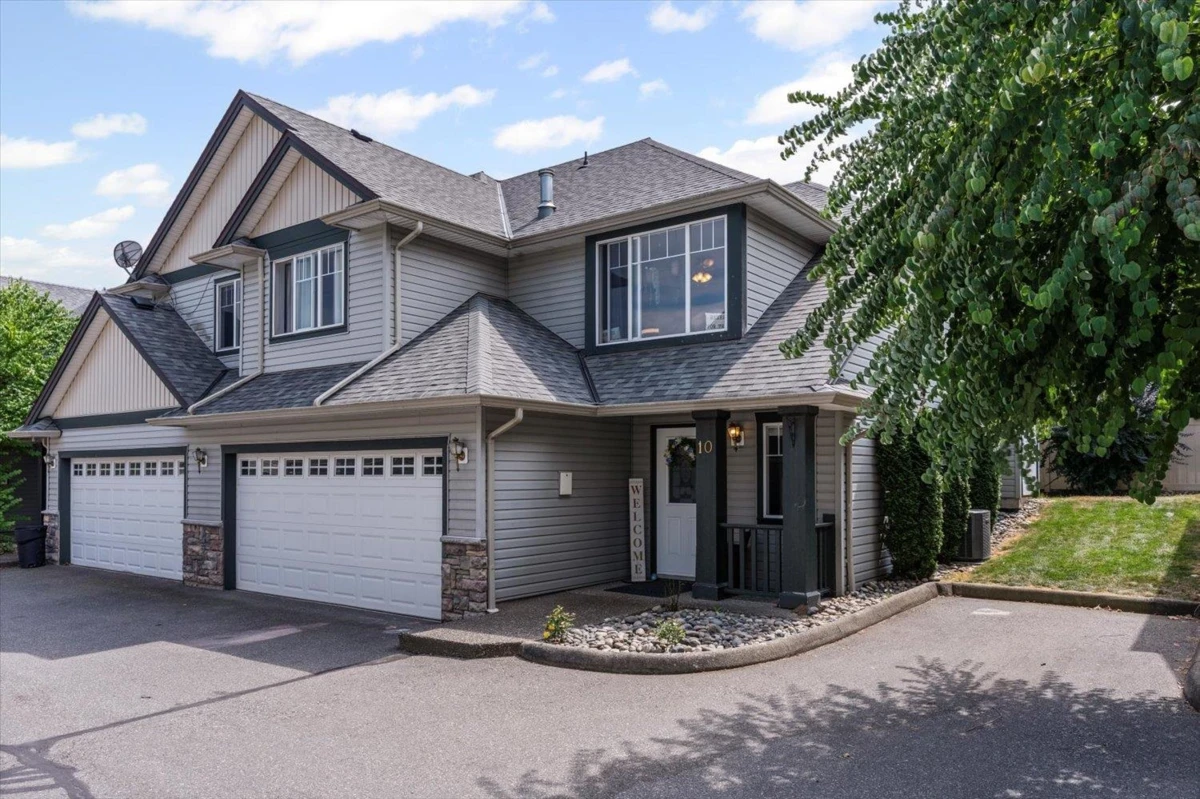 Living Room Photo of 10 46330 Valleyview Road, Chilliwack, BC