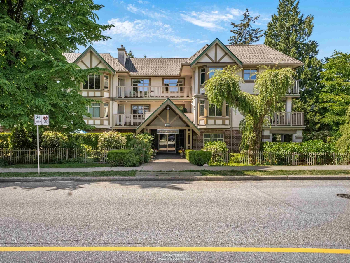 Family Room Photo of 409 2059 Chesterfield Avenue, North Vancouver, BC