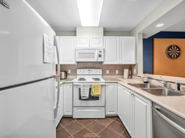 Aerial View of 409 2059 Chesterfield Avenue, North Vancouver, BC