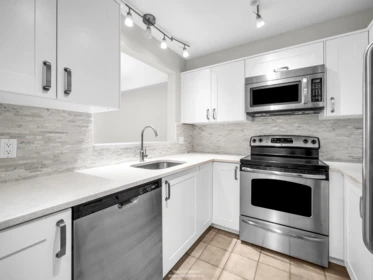 Guest Bathroom Photo of 409 2059 Chesterfield Avenue, North Vancouver, BC