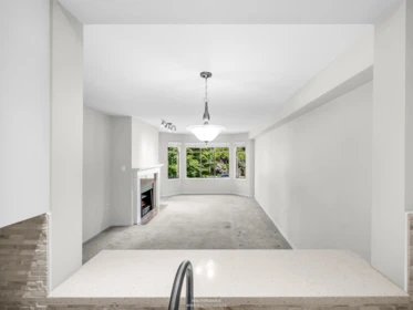 Kitchen Island Photo of 409 2059 Chesterfield Avenue, North Vancouver, BC