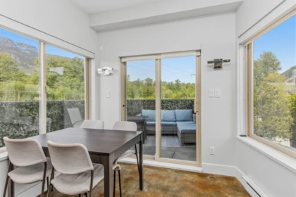 Breakfast Nook Photo of 2 40775 Tantalus Road, Squamish, BC
