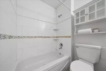 Primary Bathroom Photo of 314 15238 100 Avenue, Surrey, BC