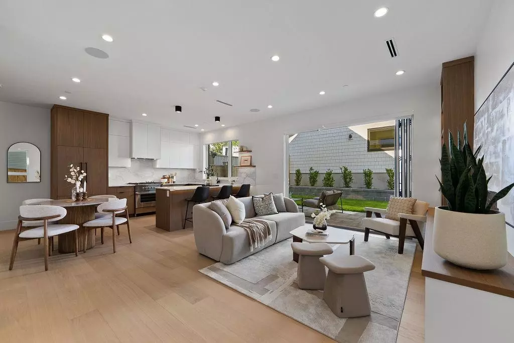 Family Room Photo of 2 6318 Sophia Street, Vancouver, BC