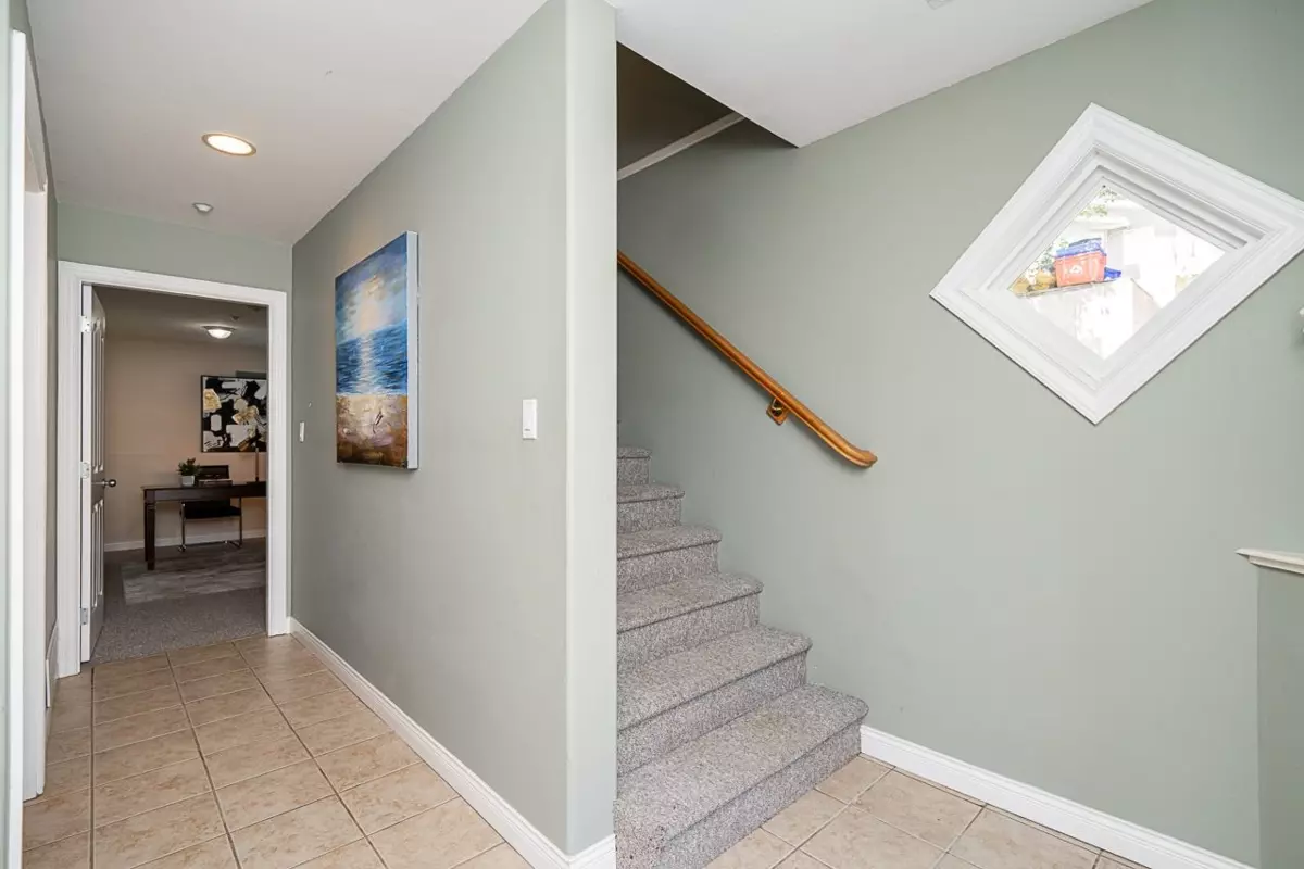 Living Room Photo of 15645 PACIFIC AVENUE, White Rock BC V4B 1S1