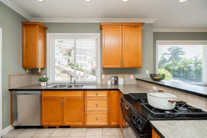 Kitchen Photo of 15645 Pacific Avenue, White Rock, BC