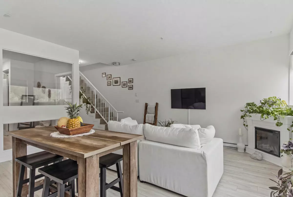 Dining Area Photo of 408 37841 Cleveland Avenue, Squamish, BC