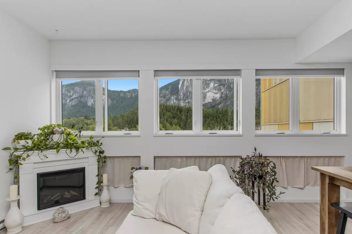 Living Room Photo of 408 37841 Cleveland Avenue, Squamish, BC